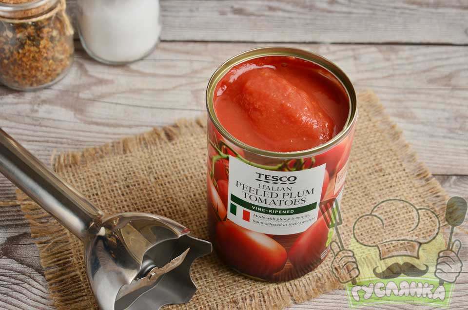 помідори в томаті пюрірую за допомогою занурювального блендера, переклавши овочі у велику склянку
