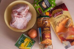 для приготування салату з маринованими опеньками і куркою мені потрібні такі інгредієнти