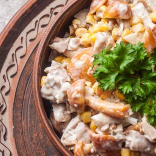 Салат з маринованими опеньками і куркою