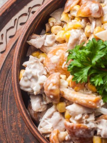 Салат з маринованими опеньками і куркою