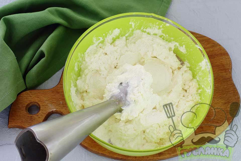 подрібнюю сир з йогуртом до однорідної гладкої консистенції за допомогою блендера