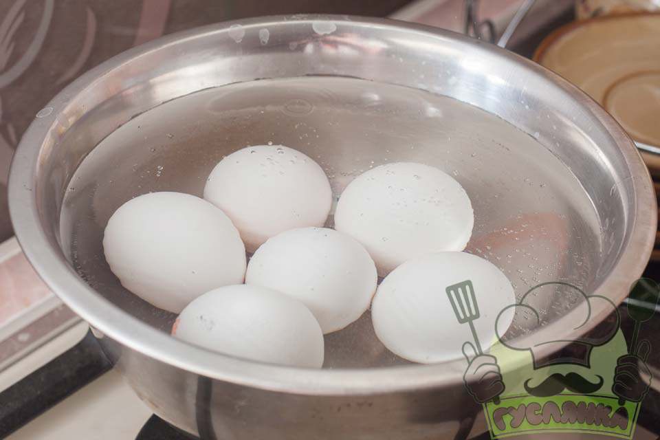 курячі яйця відправляю в киплячу воду і варю, після вторинного закипання, 7-10 хвилин