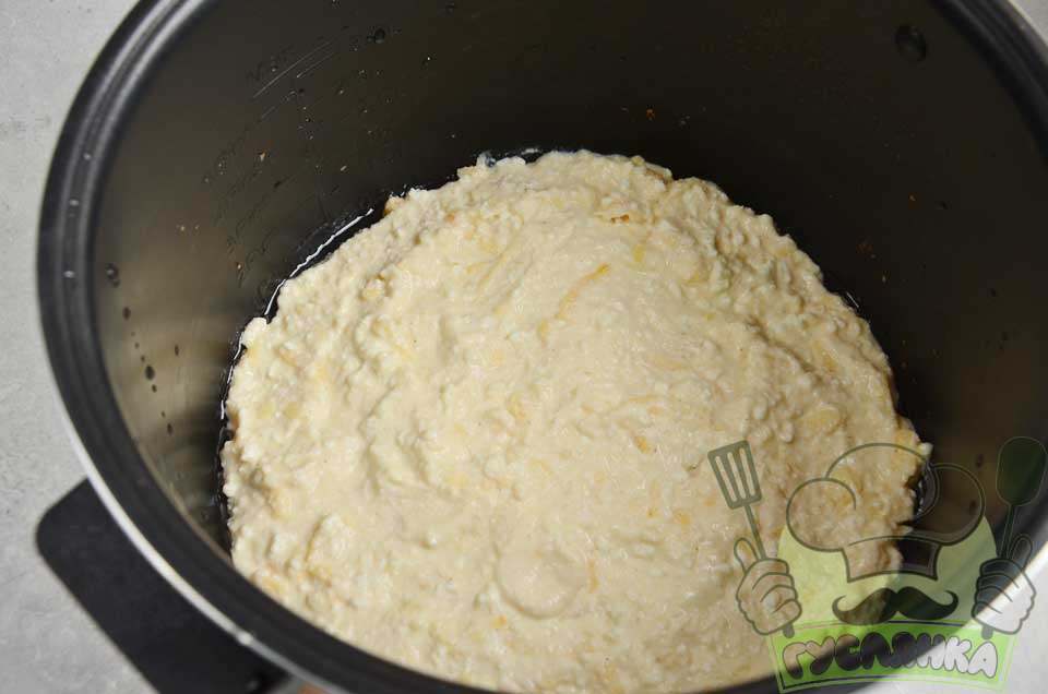 дно чаші змащую маслом, відправляю туди сирне тісто з манкою і рівняю верх, готую на опції Випічка протягом 35 хвилин