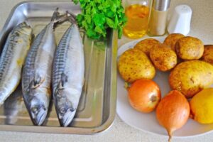 для приготування скумбрії запеченої з картоплею у духовці мені необхідні такі інгредієнти