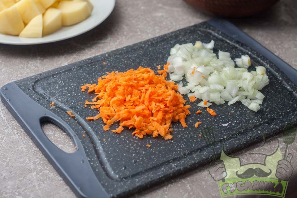 цибулю та моркву дрібно нарізаю і натираю на тертці