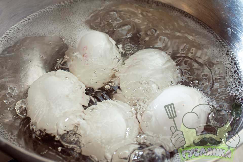 варю курячі яйця, приблизно 7-8 хвилин після закипання, потім охолоджують їх в проточній воді
