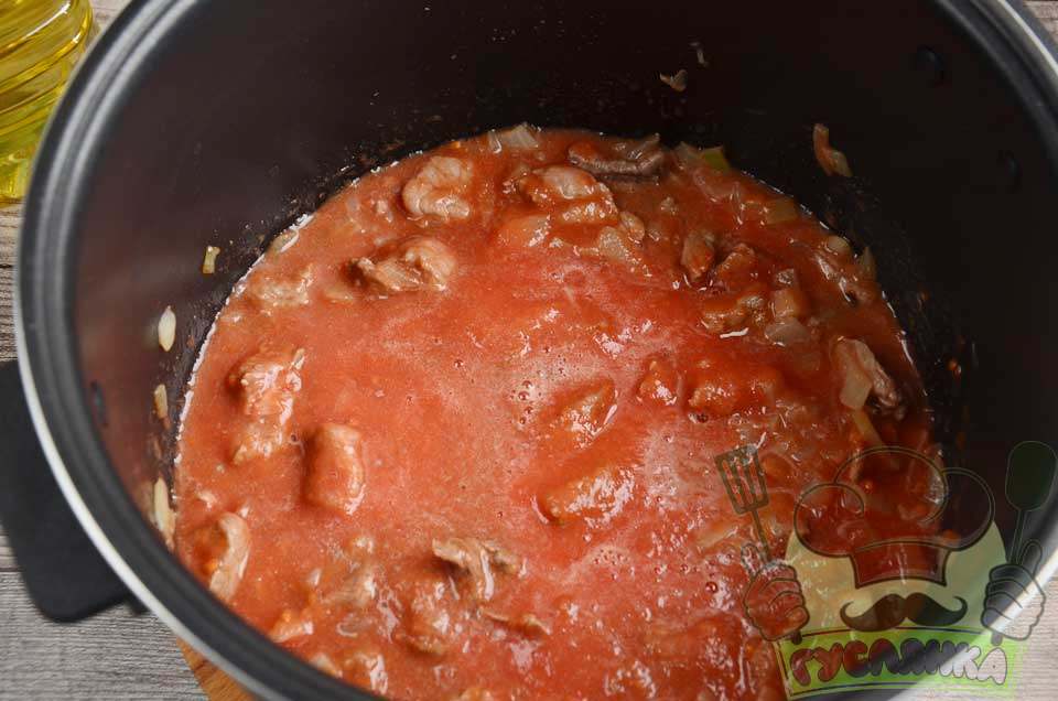 консервовані томати в соку подрібнюю блендером і виливаю в чашу, готую яловичину на опції Тушкування 40 хвилин