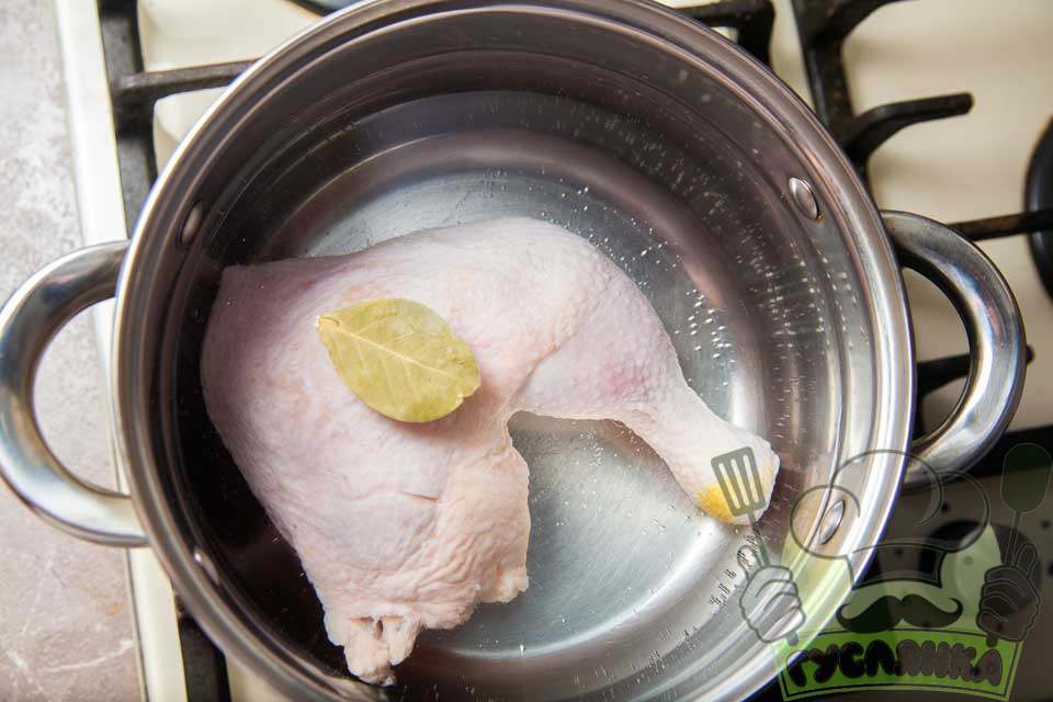 курячу чверть мию та перекладаю в каструлю, заливаю водою і додаю лавровий лист, варю м’ясо до готовності