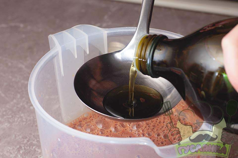 оливкову олію додаю відразу в печінкове тісто і перемішую