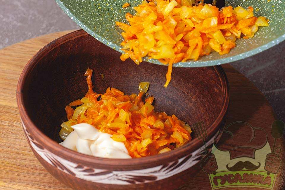 обсмажені моркву та цибулю додаю в майонез