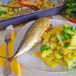 Скумбрія в духовці з картоплею