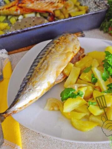 Скумбрія в духовці з картоплею