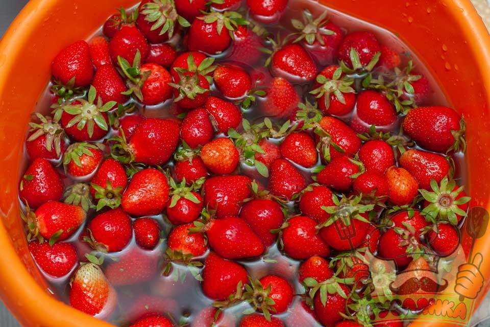 свіжі ягоди полуниці заливаю водою та добре мию