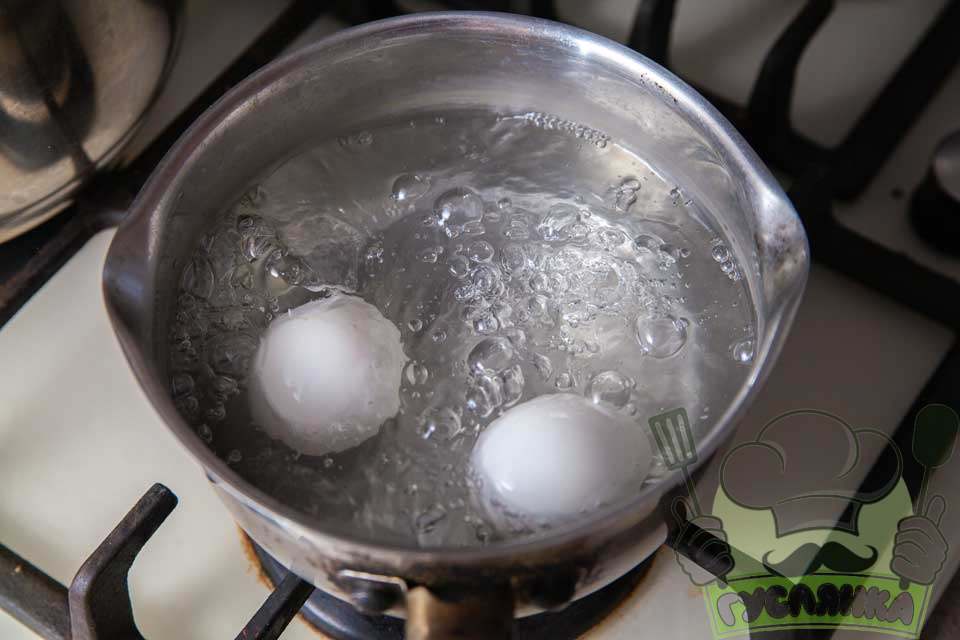 окремо ставлю сотейник, з невеликою кількістю водою, на плиту та варю курячі яйця 7-8 хвилин після закипання води