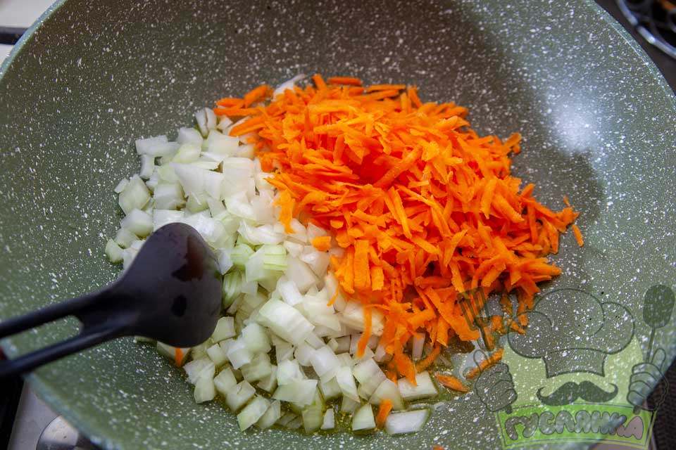 цибулю дрібно шаткую, моркву тру на терці, овочі перекладаю в розжарену пательню з оливковим маслом та смажу на повільному вогні