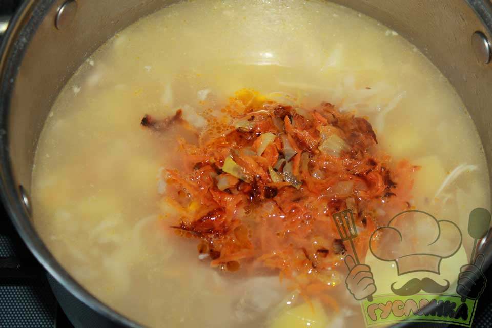 моркву і цибулю смажу на соняшниковій олії п'ять хвилин, потім викладаю засмажку в суп, варю 10 хвилин