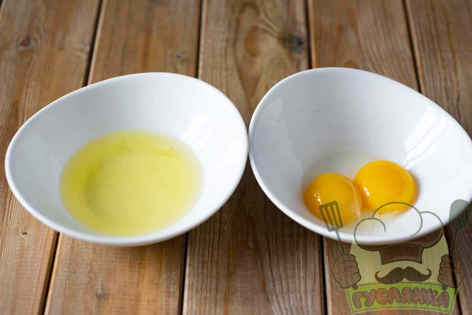 яйця дуже обережно відокремлюю на жовтки та білки по окремих сухих та чистих тарілках