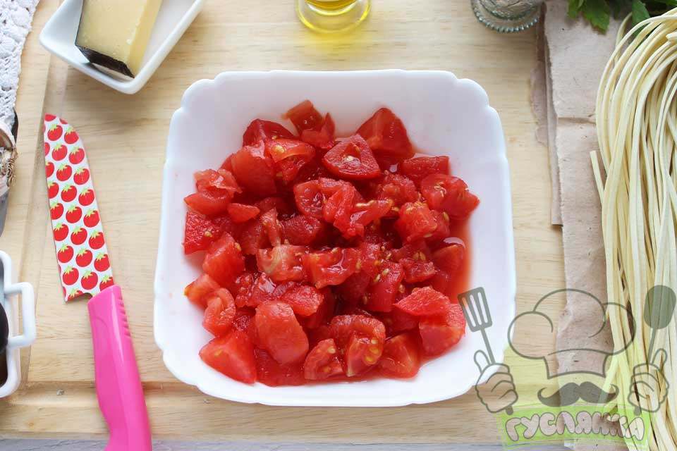 консервовані помідори очищаю від шкірки та нарізаю великим кубиком
