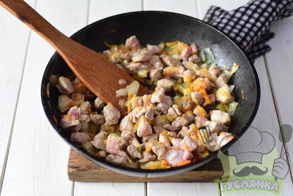 свинину додаю до овочів у сковороду, солю, додаю спеції та продовжую смажити все разом на середньому вогні, помішуючи, ще 10 хвилин