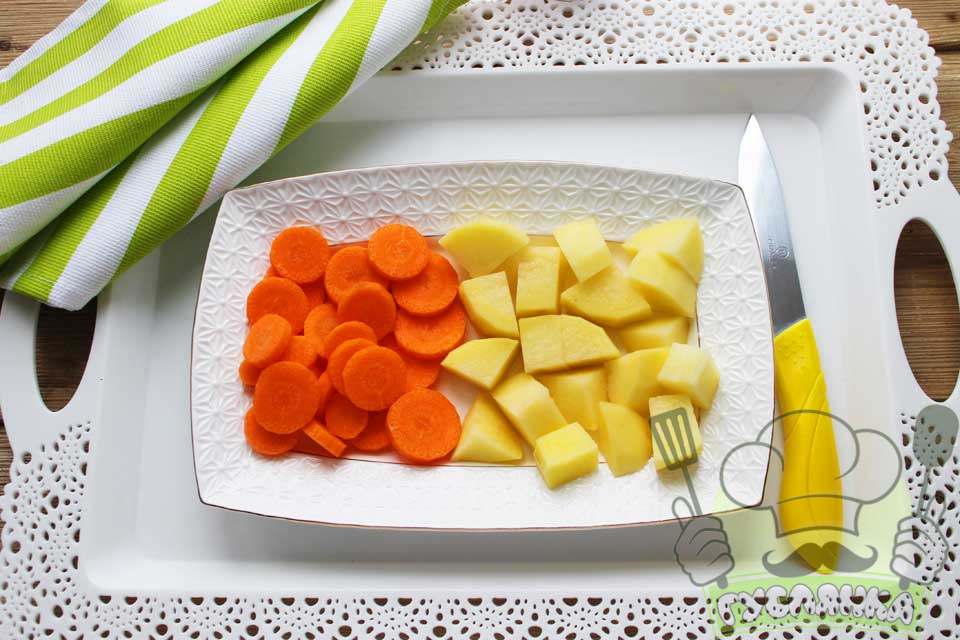 нарізаю бульби картоплі середніми кубиками, а моркву – тонкими кружальцями чи півкільцями