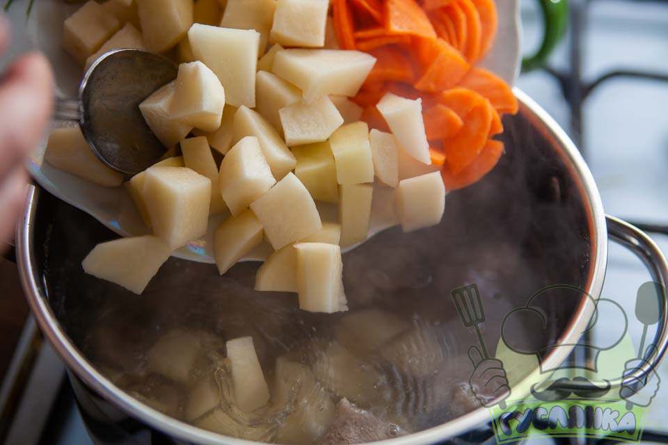через 30 хвилин приготування додаю до м'яса подрібнену картоплю і моркву