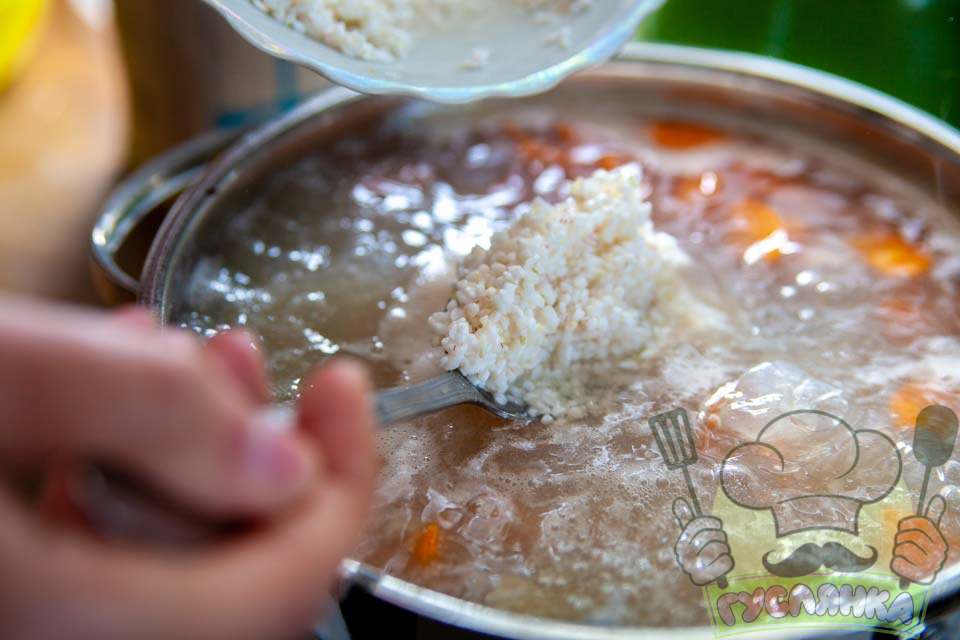 додаю рис, продовжую варити рисовий суп з м'ясом до готовності овочів та рису