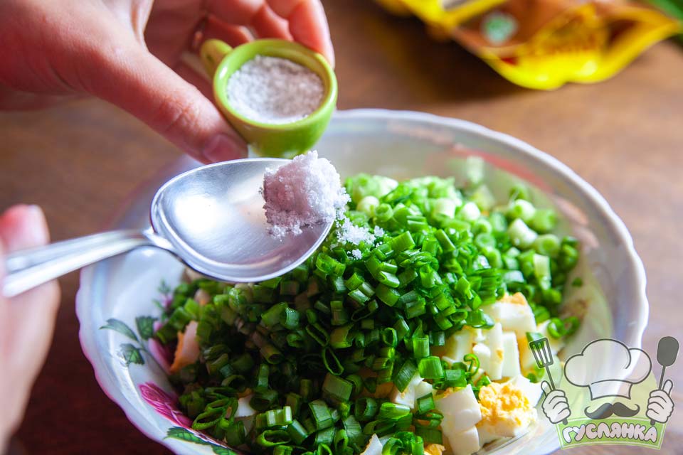 додаю сіль та ретельно перемішую салат із зеленої цибулі і яєць