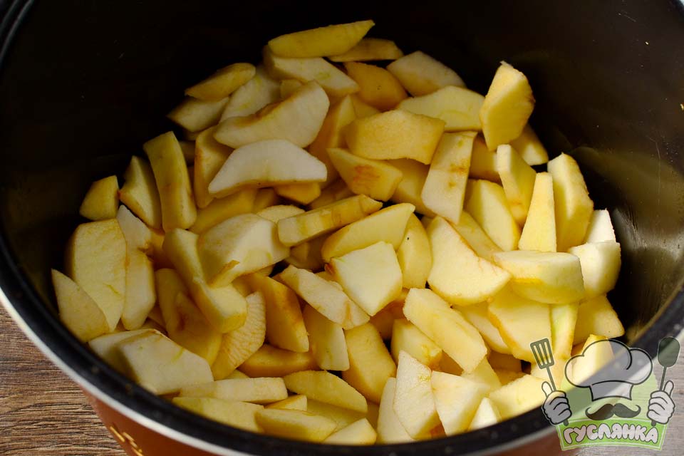 форму для випічки змащую олією чи вершковим маслом і викладаю яблука на дно форми