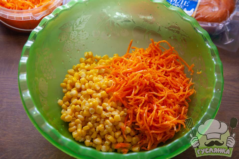 в мисці з’єдную консервовану кукурудзу та мариновану моркву по-корейськи