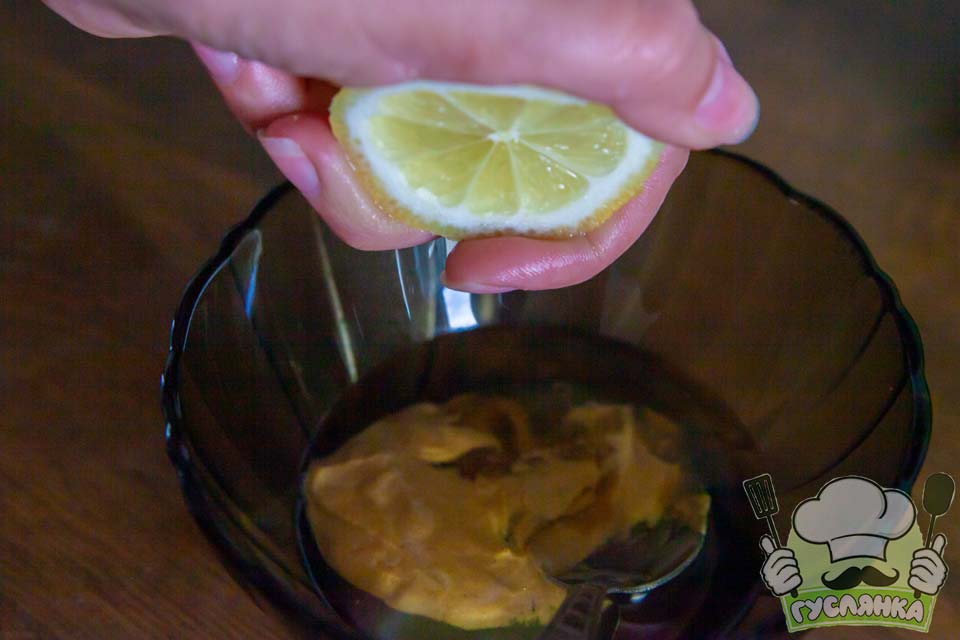видавлюю з лимона 3-4 столові ложки соку, перемішую