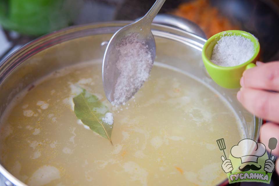 в суп із скумбрії додаю сіль та лавровий лист