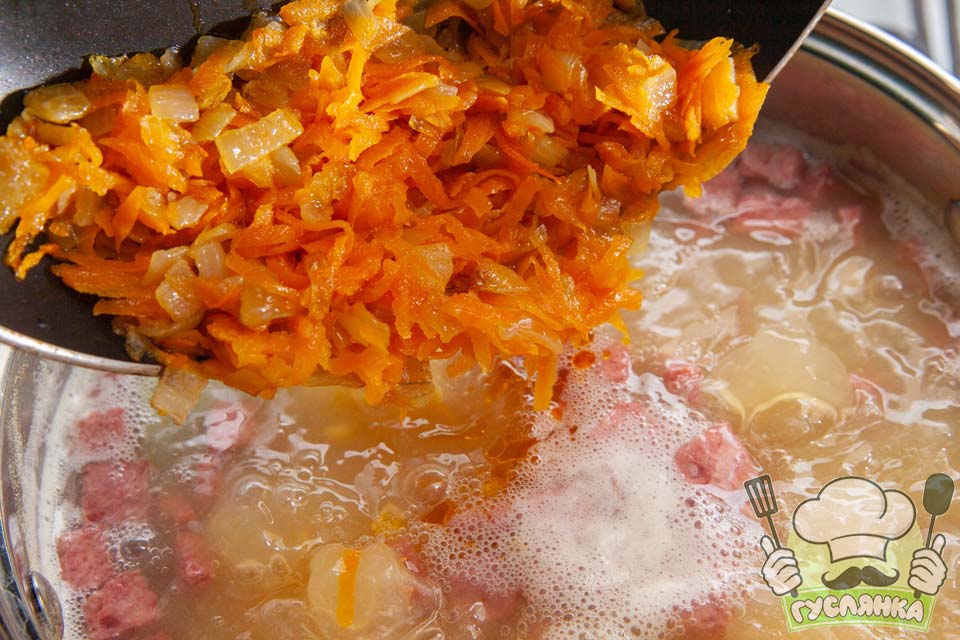 висипаю в гороховий суп з копченою ковбасою смажену цибулю з морквою