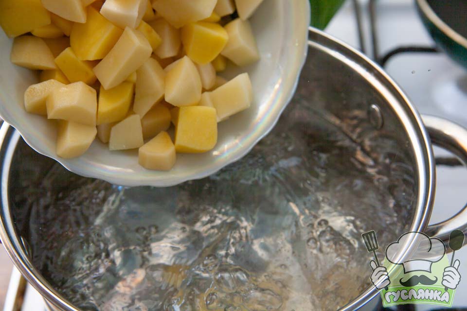 коли вода в каструлі закипить додаю в неї очищену та нарізану на невеликі шматочки картоплю