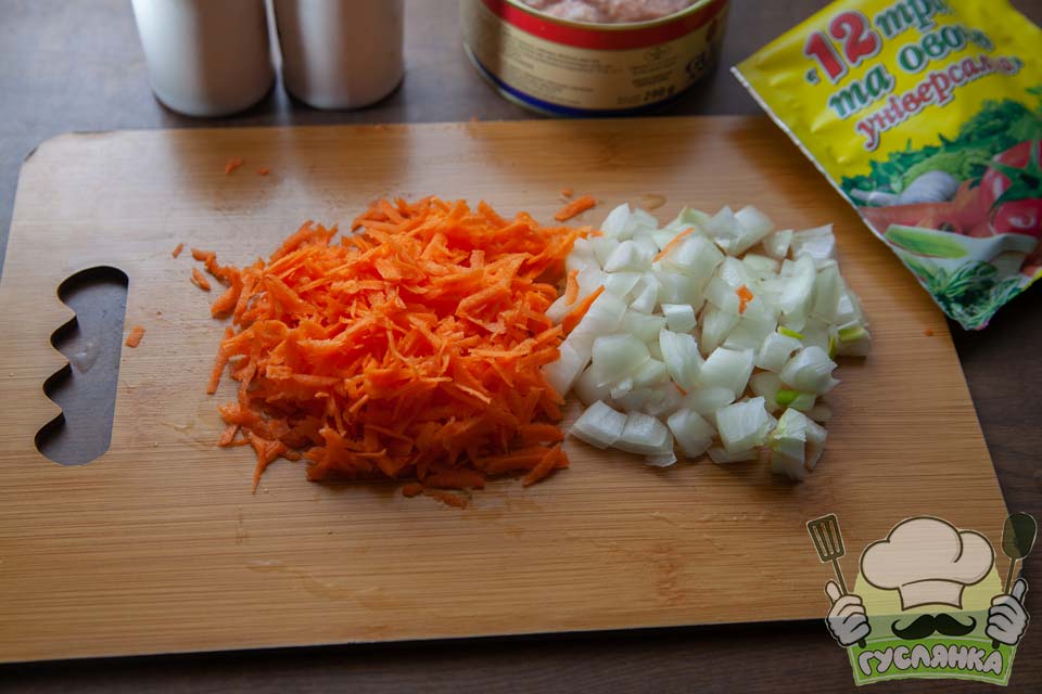 чищу цибулю і моркву, моркву тру на терці, а цибулю дрібно нарізую