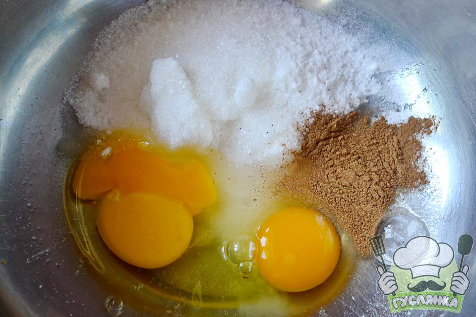яйці вбиваю в миску, додаю цукор, корицю і соду