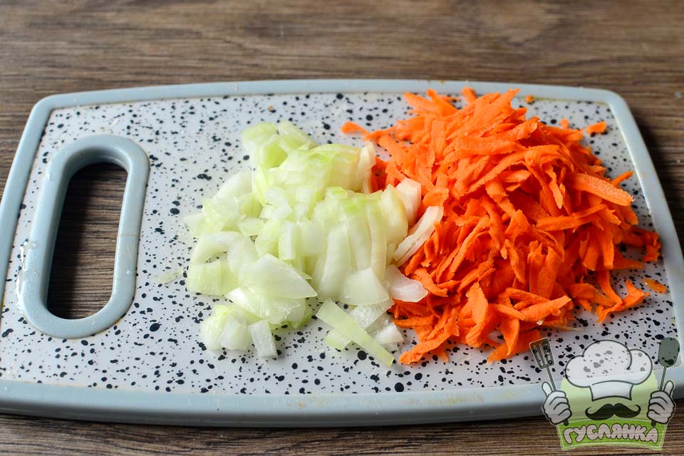 моркву натираю на крупній тертці, а цибулю нарізаю середніми шматочками і додаю в каструлю