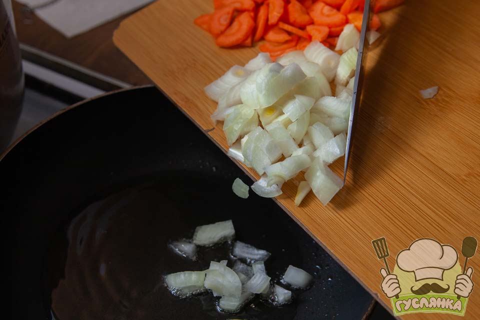 в розігріту сковороду з невеликою кількістю олії відправляю цибулю та моркву