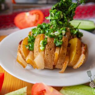 картопля з салом після запікання на тарілці