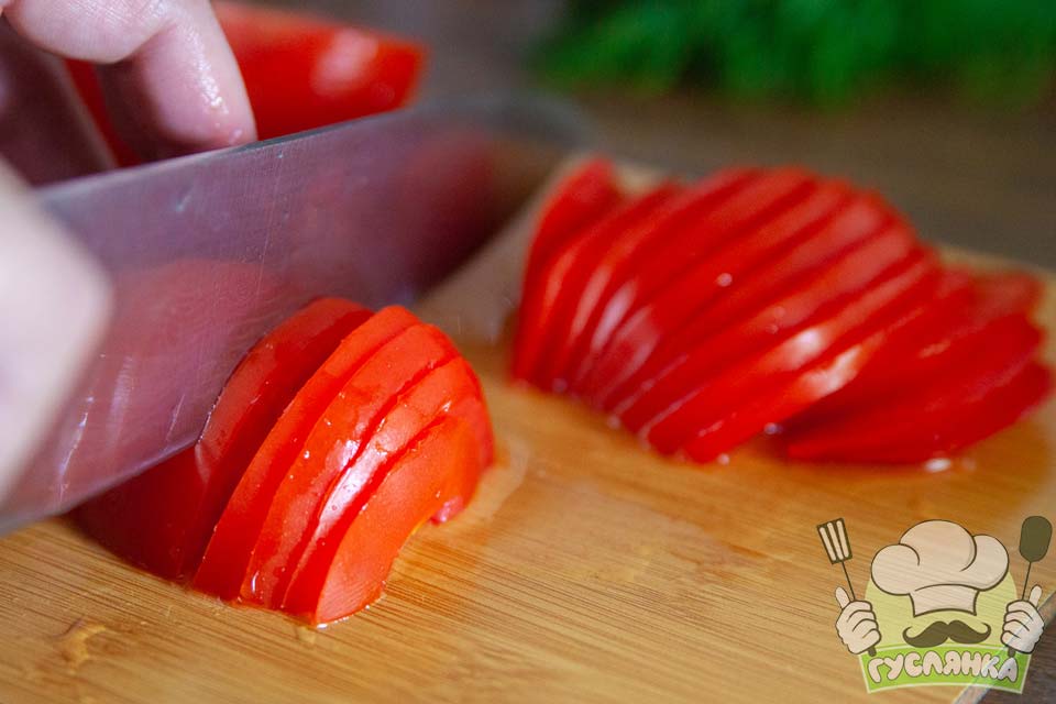 помідори нарізую тонкими півкільцями