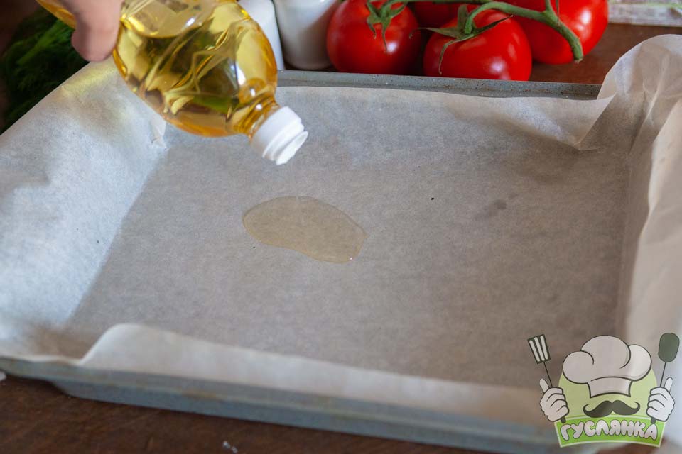форму для запікання чи деко застелюю папером для випічки і змащую його соняшниковою олією без запаху