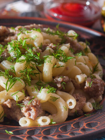 Макарони по флотськи на тарілці