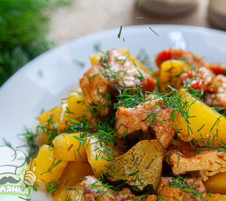 Картопля з індичкою в духовці