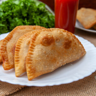 Готові золотисті чебуреки на тарілці