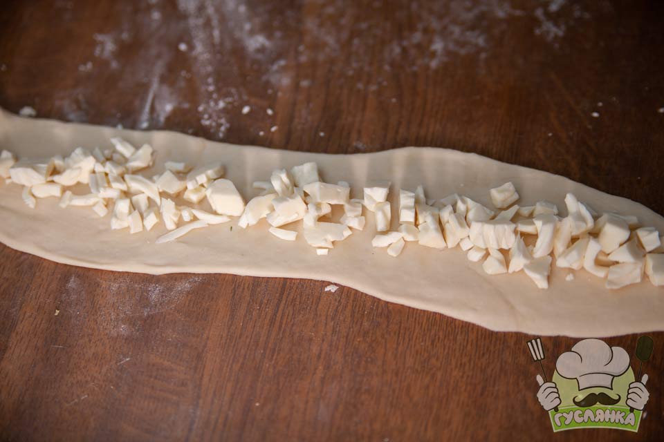 другу ковбаску також розкочую в стручку, по середині викладаю сир та защипую