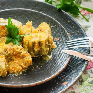 Соковитий минтай у сметанному соусі на тарілці